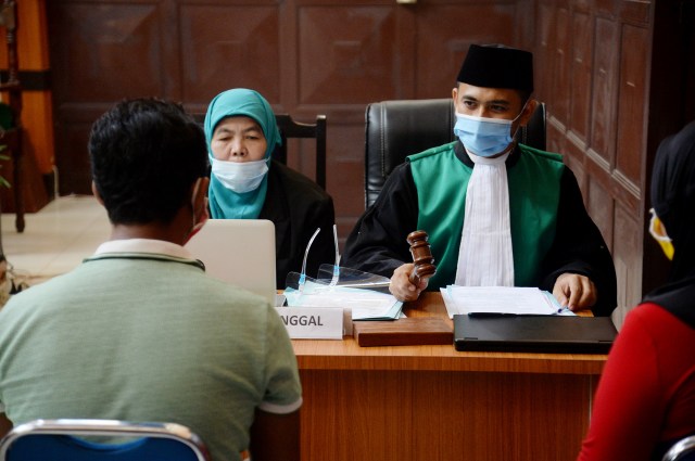 Pasutri mengikuti sidang Isbat Nikah Terpadu di Kantor Pengadilan Agama Binjai, Kamis (15/10). Foto: Istimewa