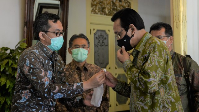 Gubernur DIY Sri Sultan Hemengku Buwono X mencoba GeNose. Foto: Humas Pemda DIY
