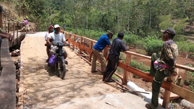 Warga di Dukuh Kalipucung, Desa Galuh Timur, Kecamatan Tonjong, Kabupaten Brebes, secara swadaya membangun jembatan darurat.  (Foto: Reza Abineri)