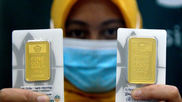 Seorang karyawan menunjukkan kepingan emas di kantor Pegadaian Makassar, Sulawesi Selatan. Foto: Abriawan Abhe/ANTARA FOTO