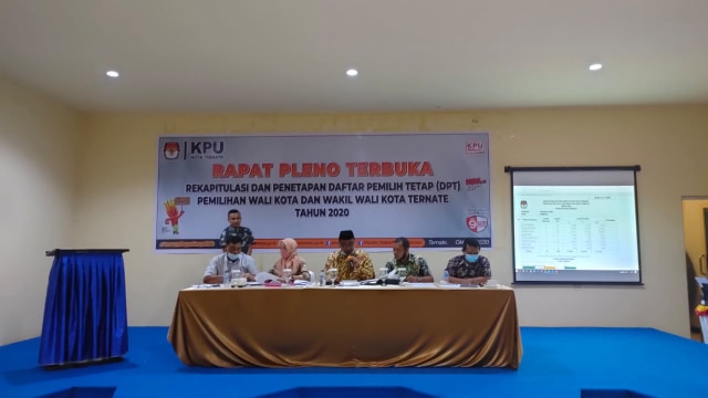 Rapat pleno terbuka rekapitulasi dan penetapan daftar pemilih tetap (DPT) pemilhan wali kota dan wakil wali kota Ternate tahun 2020. Foto: Rajif Duchlun/cermat