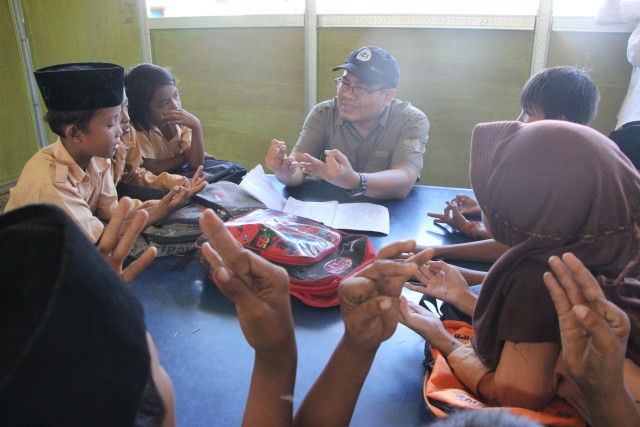"Berbagi Kebaikan Semenjak Dini dan Keutamaannya" - Nana Sudiana, Direktur Pendayagunaan IZI saat mengajar singkat anak-anak madrasah yang menjadi korban bencana gempa Lombok pada 2018 lalu. Dok. IZI