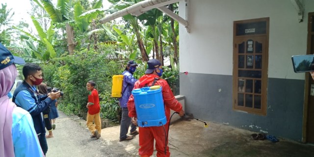 Cegah virus Covid19, Tim KKN UIN Walisongo lakukan penyemprotan disinfektan (103343)