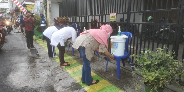 Warga Kampung Mbesuk di Malang mencanangkan gerakan cuci tangan serentak, Kamis (15/10). Foto: ulul azmi