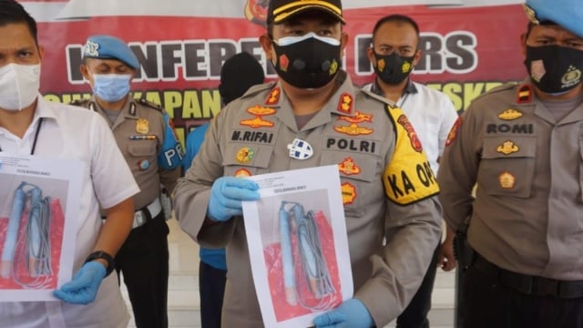 Kapolres Cianjur AKBP Mochamad Rifai menunjukkan foto barang bukti dan pelaku pembuat bom ilegal. Foto: Polres Cianjur