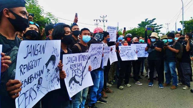 Gorontalo puluhan jurnalis menggelar aksi damai di depan Polda Gorontalo, Kamis (15/10). Foto: Dok banthayo