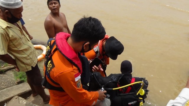 Proses pencarian jasad bocah yang tenggelam saat bermain di Sungai Batanghari, Jambi. (Foto: M Sobar Alfahri/Jambikita)