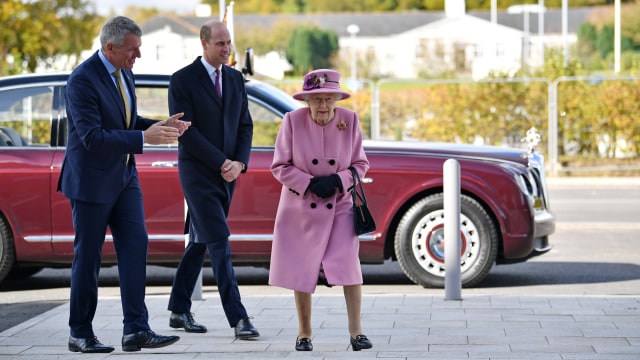 Ratu Elizabeth II Cari Asisten Pribadi untuk Temani Traveling, Minat Daftar? (126596)