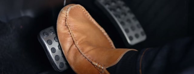 Banyak yang Keliru, Begini 5 Teknik Aman Pengereman Mobil di Jalan Menurun (20644)
