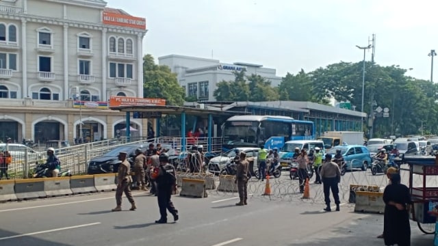 Buruh Kembali Demo Tolak Omnibus Law Di Istana, Rute Transjakarta ...