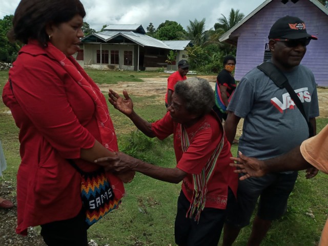 Tampak salah satu warga meneteskan air mata di hadapan istri calon bupati Sorong Selatan, Samsudin Anggiluli