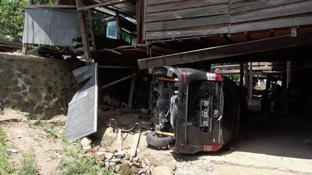Sebuah mobil di Polewali Mandar terguling dan menabrak rumah warga yang berada di sisi jalan. Foto: Dok. Istimewa