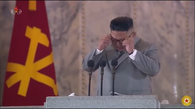 Potret Kim Jong Un yang dikabarkan tengah menangis dalam pidato HUT Partai Buruh ke-73 di Lapangan Kim Il Sung. Sumber: Kumparan