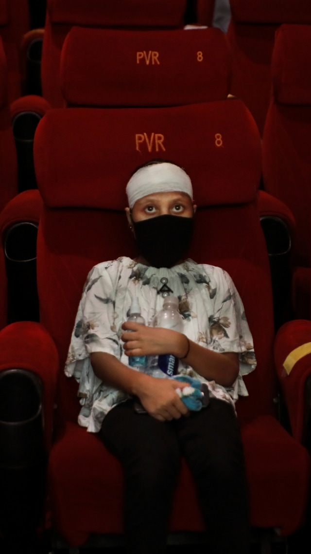 Sejumlah anak menonton film saat bioskop dibuka kembali, di bioskop PVR di New Delhi, India, (15/10). Foto: Manish Swarup/AP Photo