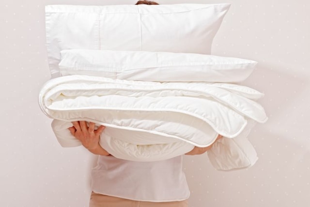 Cara Tepat Mencuci Bed Cover agar Tidak Kempes & Berubah Bentuk. Foto: Getty Images