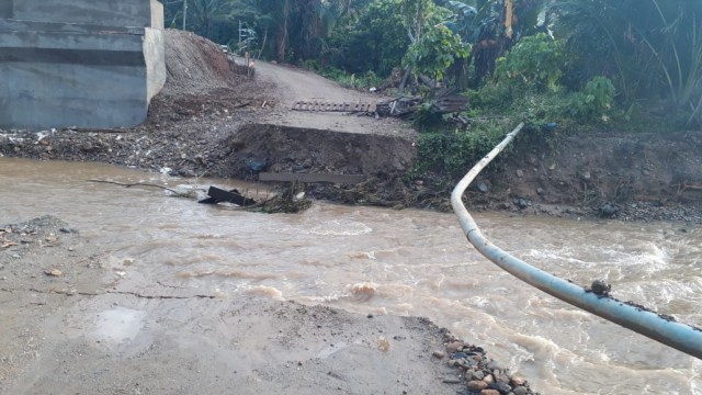 Jembatan yang menghubungkan dua desa di Kolaka Utara putus akibat teseret banjir. Foto: Lukman Budianto/kendarinesia.