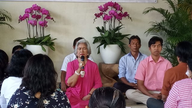 Luh Suryani saat peluncuran buku  'Menembus Pancaran Mata Ibu Kutemukan Diriku Kembali', Kamis (15/10/2020) - IST