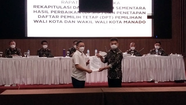 Ketua KPU Kota Manado menyerahkan hasil pleno penetapan DPT Pilkada Manado kepada pihak Bawaslu