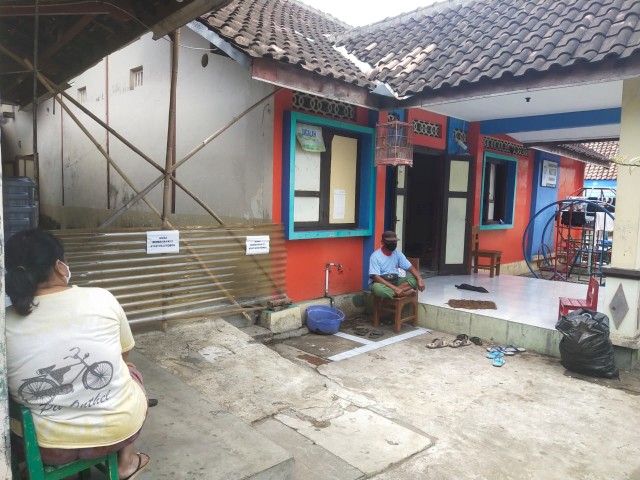 Sebanyak 17 warga dikarantina di Gedung Sekolah di Gandekan, Jebres, Surakarta, didapati 6 orang terkonfirmasi COVID-19