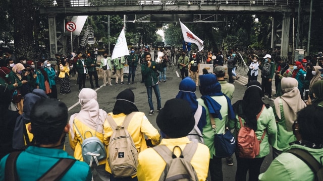 Massa dari BEM SI berunjuk rasa menolak Omnibus Law di kawasan Patung Kuda, Merdeka Barat, Jakarta, Jumat (16/10). Foto: Aditia Noviansyah/kumparan