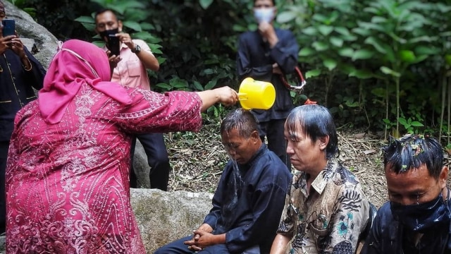Upacara adat Kawin Cai (pernikahan air) yang diikuti warga desa kaki timur Gunung Ciremai, Jalaksana, Kuningan, Jawa Barat. Foto: Instagram/@gunung-ciremai