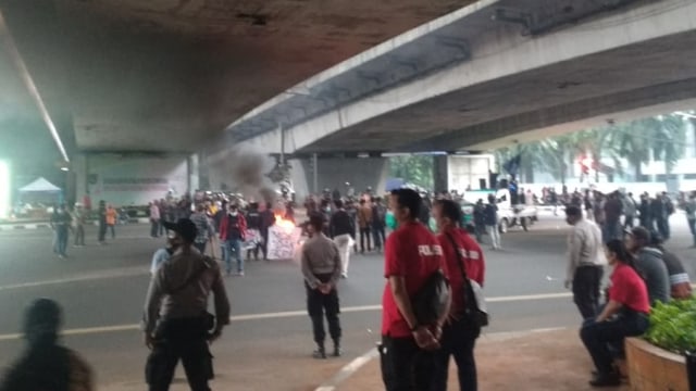 Demo tolak Omnibus Law di Kawasan Kuningan, Jakarta, Jumat (16/10).  Foto: Transjakarta