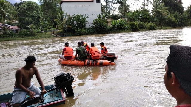 Warga bersama tim gabungan masih melakukan pencarian anak yang tenggelam di Sungai Sekadau. Foto: Dok. Humas Polres Sekadau