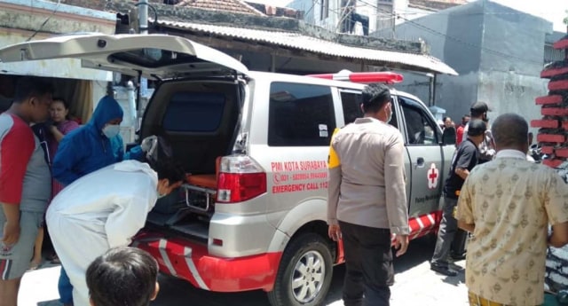 Seorang Pria di Surabaya Tewas Bersimbah Darah Dibacok Tetangga