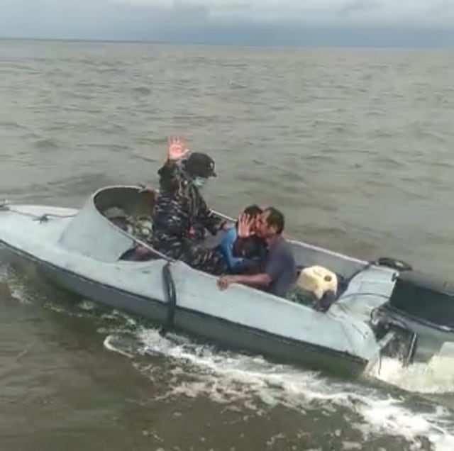 Anggota TNI AL saat mengevakuasi nelayan yang sakit di tengah laut. Dok. POS TNI AL Kumai