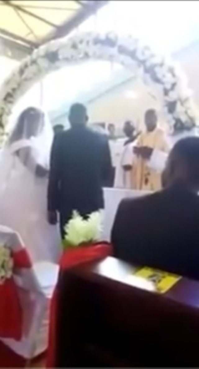 Detik-Detik Istri Bawa Anak Gagalkan Pernikahan Suami dengan Pelakor di Gereja (67453)