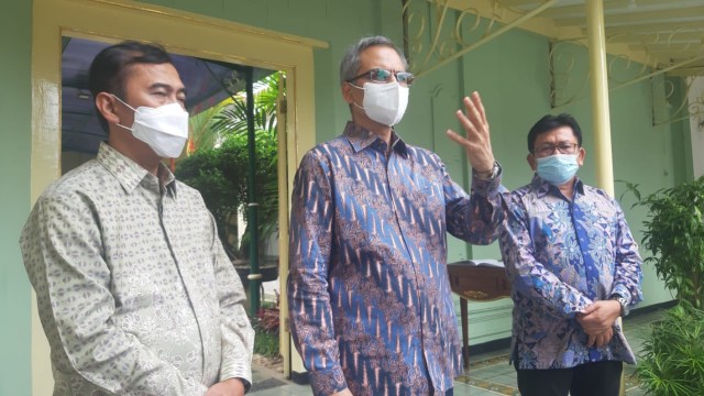 Pihak Astra Financial ketika menyerahkan 3 ventilator untuk Yogyakarta di Kepatihan, Jumat (16/10/2020). Foto: Istimewa.