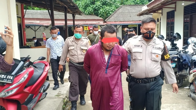 WH, seorang guru ngaji di Palembang yang mencabuli muridnya saat diamankan polisi. (foto: istimewa)
