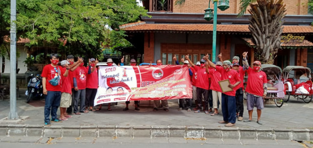 Puluhan pengemudi becak di Kota Solo mendeklarasikan dukungan kepada paslon Gibran-Teguh di kawasan Ngarsopuro, Kota Solo, Jumat (16/10)