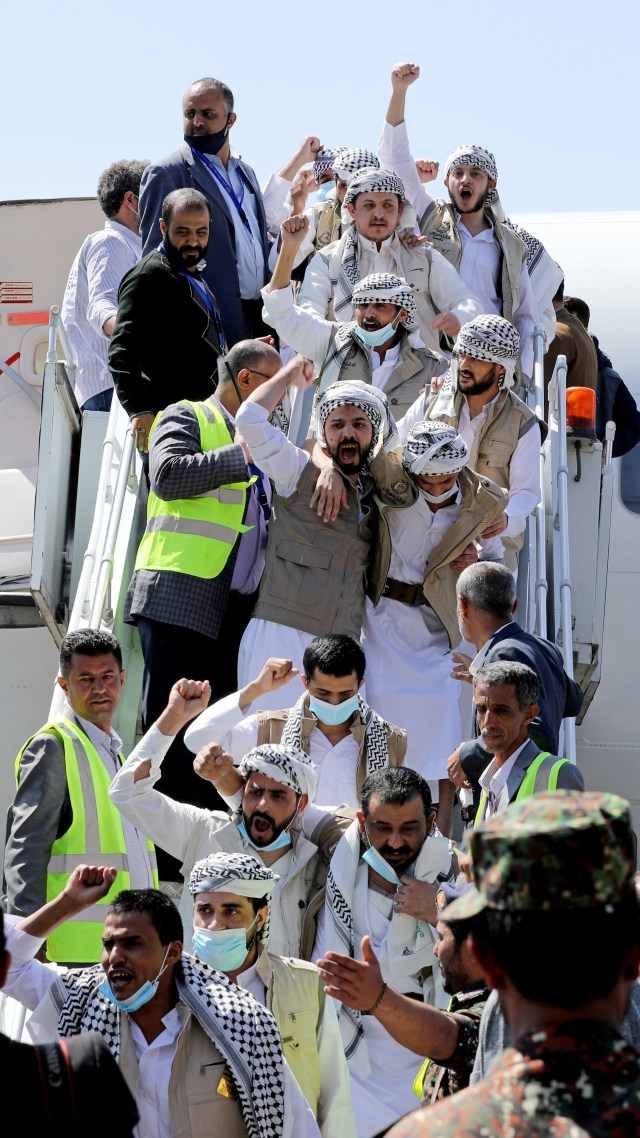 Para pejuang Houthi turun dari pesawat ICRC setibanya mereka di Bandara Sanaa, setelah dibebaskan di pertukaran tahanan, di Sanaa, Yaman, Kamis (15/10). Foto: Khaled Abdullah/REUTERS