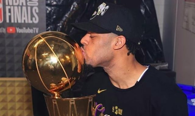 Saking Hebohnya Perayaan Juara LA Lakers, Quinn Cook Sampai Ketinggalan Bus (8318)