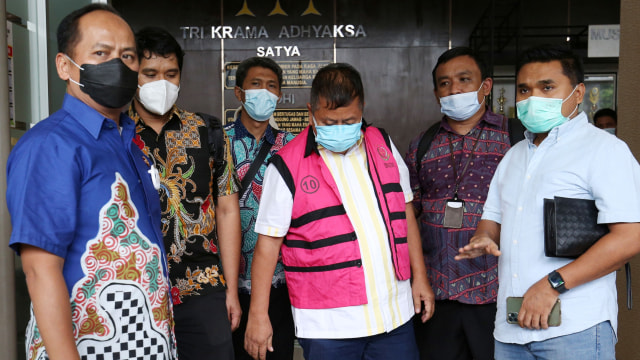 Tommy Sumardi (ketiga kanan) mengenakan baju tahanan saat pelimpahan tahap II kasus dugaan pencabutan red notice atas nama Djoko Tjandra di Kantor Kejaksaan Negeri Jakarta Selatan, Jakarta, Jumat (16/10).  Foto: Rommy S/ANTARA FOTO
