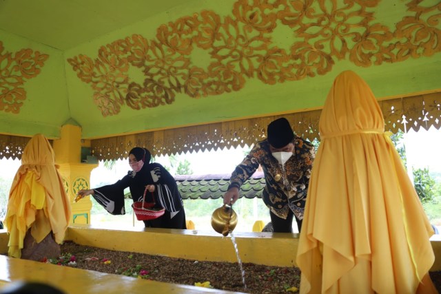 ﻿﻿Pjs Gubernur Kepri melakukan ziarah kubur makam sejarah di Tanjungpinang. Foto: Ismail/kepripedia.com