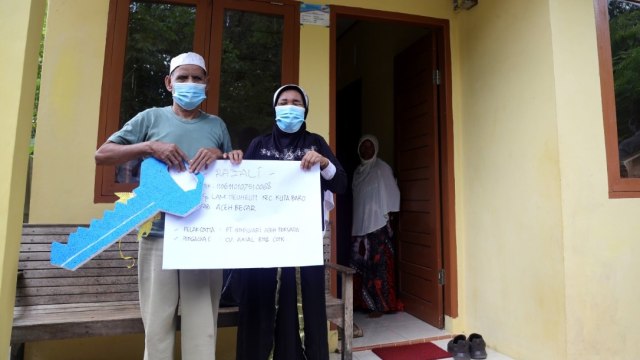 Pasangan tunanetra mendapatkan rumah bantuan di Aceh Besar. Foto: Humas Aceh  
