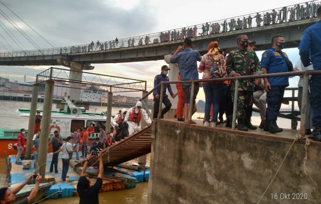Korban tenggelam berhasil dievakuasi petugas gabungan di Sungai Batanghari. Foto: Jambikita.id