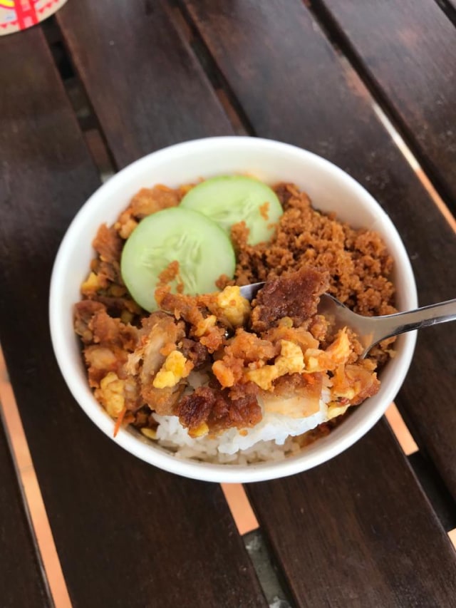 Ayam Koplo, Sajian Geprek dengan Sambal Matah hingga Khas Netizen +62 (31412)