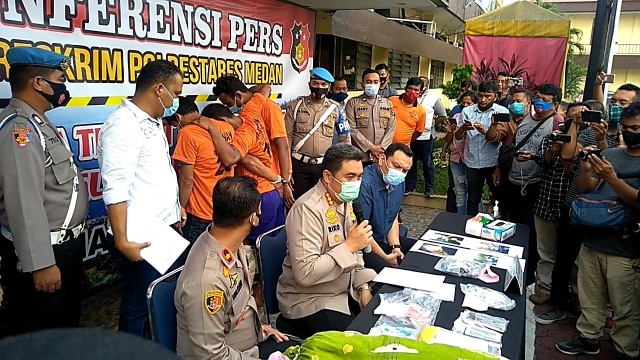 Kapolresatabes Medan, Kombes Pol Riko Sunarko memaparkan kasus pembunuhan dan perkosaan terhadap remaja. Foto: SumutNews