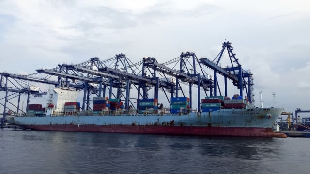 Kapal kargo asing tengah bongkar muat peti kemas mengangkut komoditas ekspor impor di Pelabuhan Tanjung Priok, Jakarta. Foto: Wendiyanto/kumparan