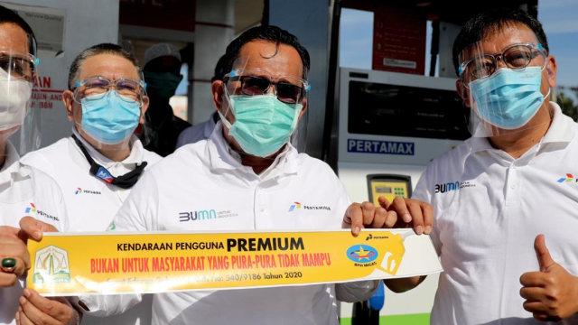 Stiker BBM bersubsidi yang telah dicabut penggunaannya di Aceh. Foto: Suparta/acehkini