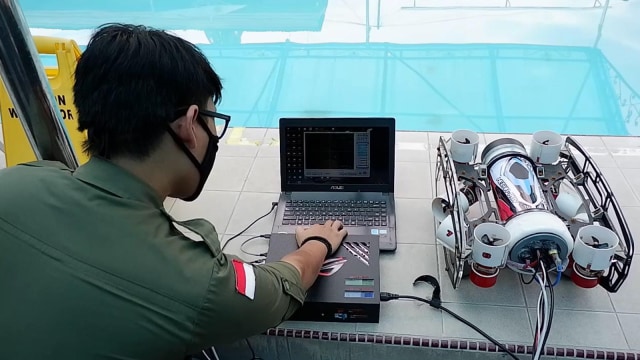 BAGAS Prawi Susanto saat memperlihatkan cara kerja robot penyelam diberi nama Underwater Remotely Operated Vehicle (ROV), Jumat (16/10/2020). 