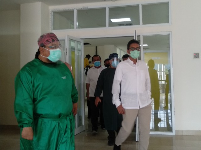 Gubernur Sumatera Barat, Irwan Prayitno dan Direktur Utama RSUP M Djamil meninjau persiapan ruangan khusus bagi pasien positif COVID-19 yang memiliki gejala berat. Foto: Irwanda/langkan.id