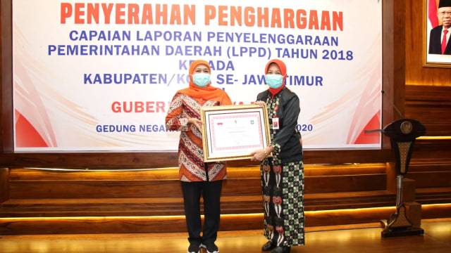 Gubernur Jawa Timur, Dra Hj Khofifah Indar Parawansa MSi saat serahkan piagan penghargaan kepada Sekda Bojonegoro, Dra Nurul Azizah MM, di Gedung Negara Grahadi Surabaya, Jumat (16/10/2020)