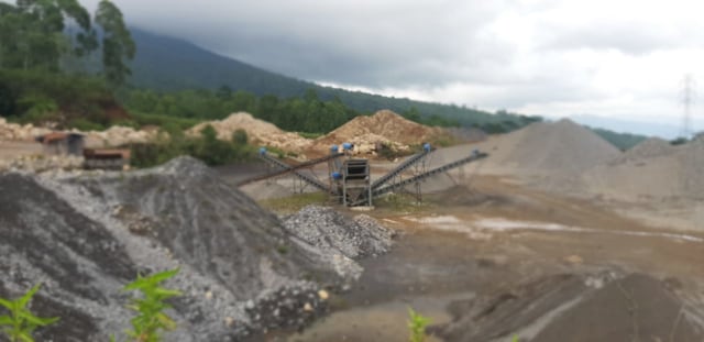 Kondisi tempat penggilingan batu berskala besar di Kabupaten Manggarai yang diduga tak mengantongi izin. Foto: Engkos Pahing. 