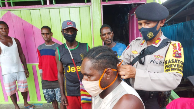 Operasi yustisi di Asmat, kepolisian setempat mengingatkan warga terapkan protokol kesehatan di tengah pandemi. (Dok Polda Papua)