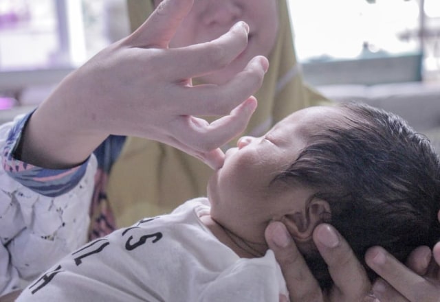 Potret Acara Akikah dan Tahnik Anak Kedua Rachel Maryam yang Digelar Sederhana (32970)
