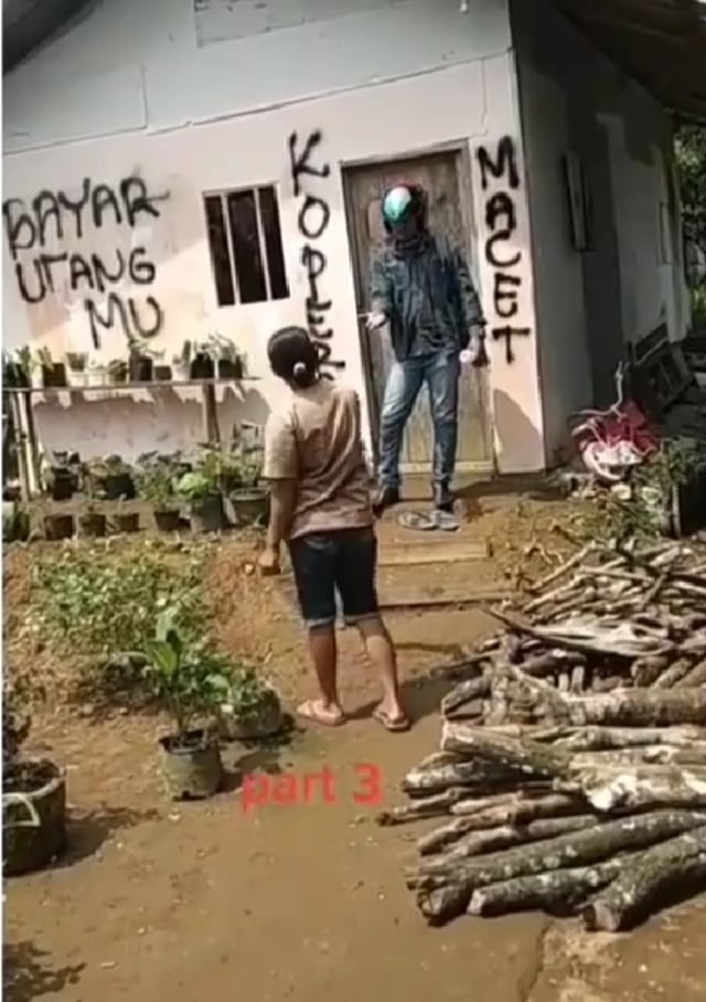 Viral debt collector coret rumah nasabah lantaran tak bayar utang. (Foto: Instagram/@energiesolo)